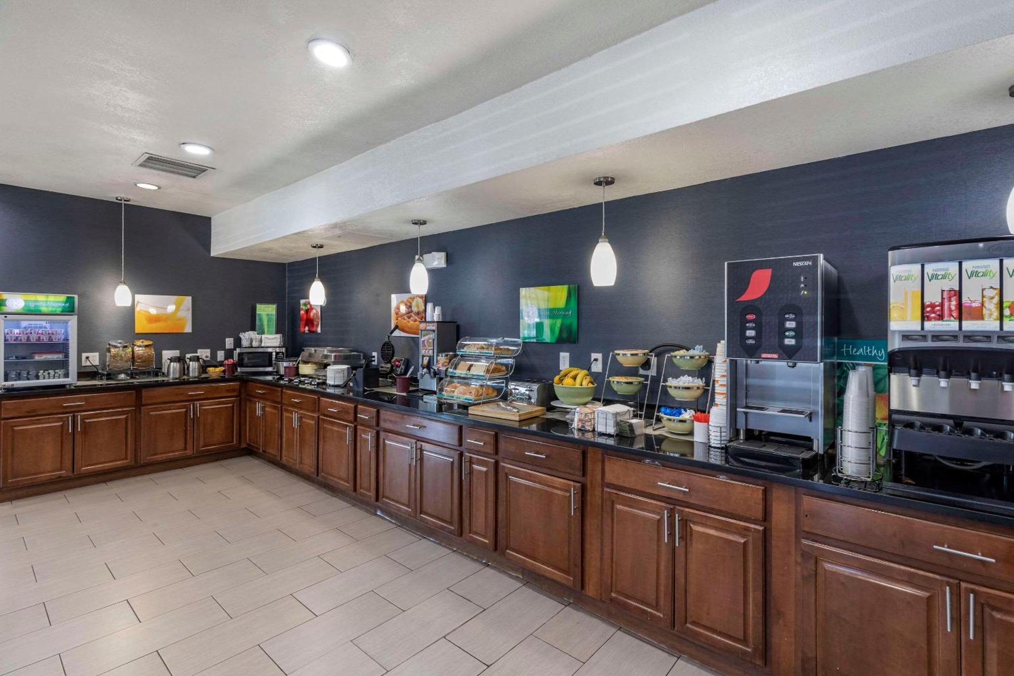 Quality Inn & Suites Denver Airport - Gateway Park Аврора Экстерьер фото
