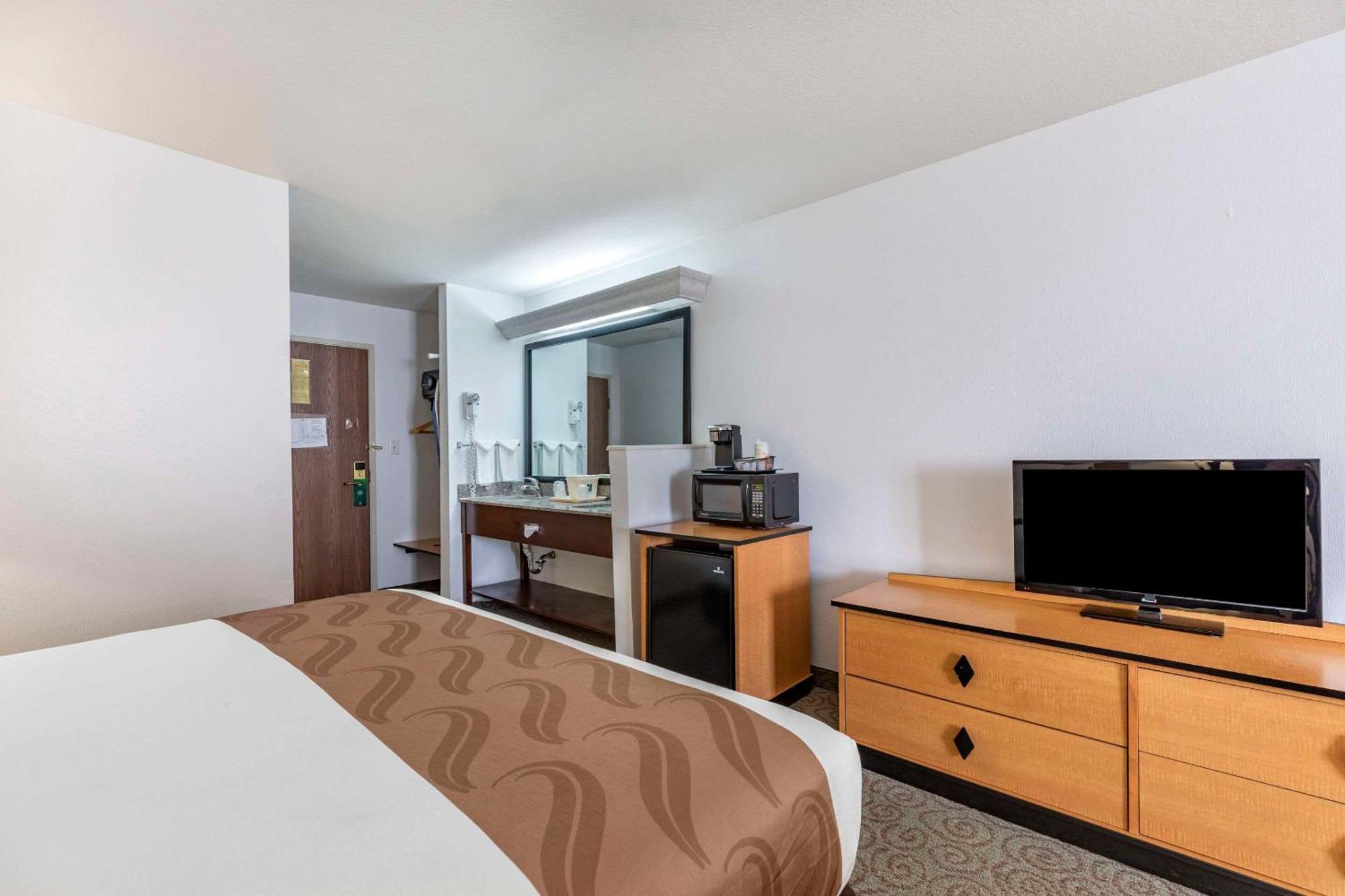 Quality Inn & Suites Denver Airport - Gateway Park Аврора Экстерьер фото