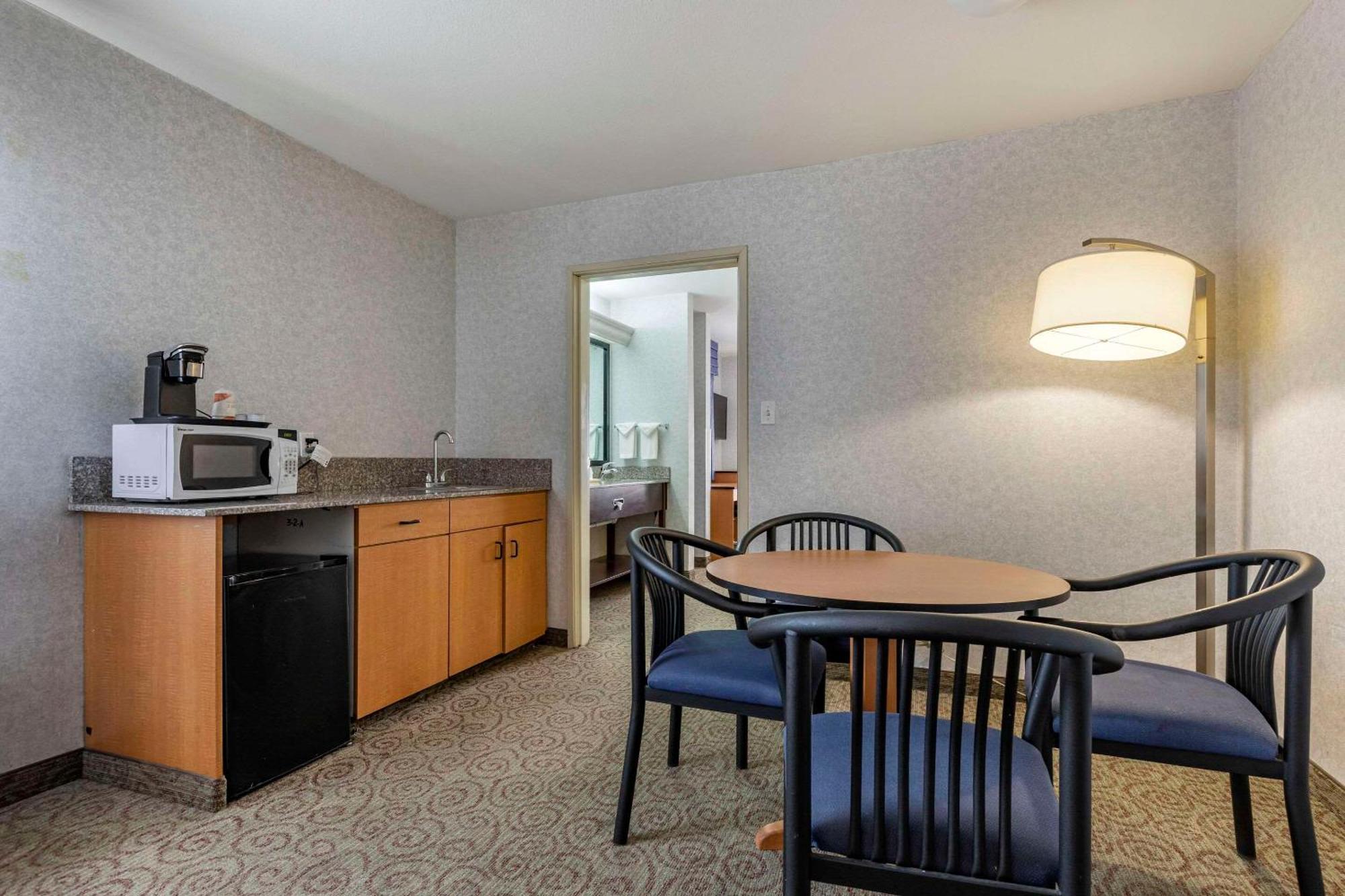 Quality Inn & Suites Denver Airport - Gateway Park Аврора Экстерьер фото