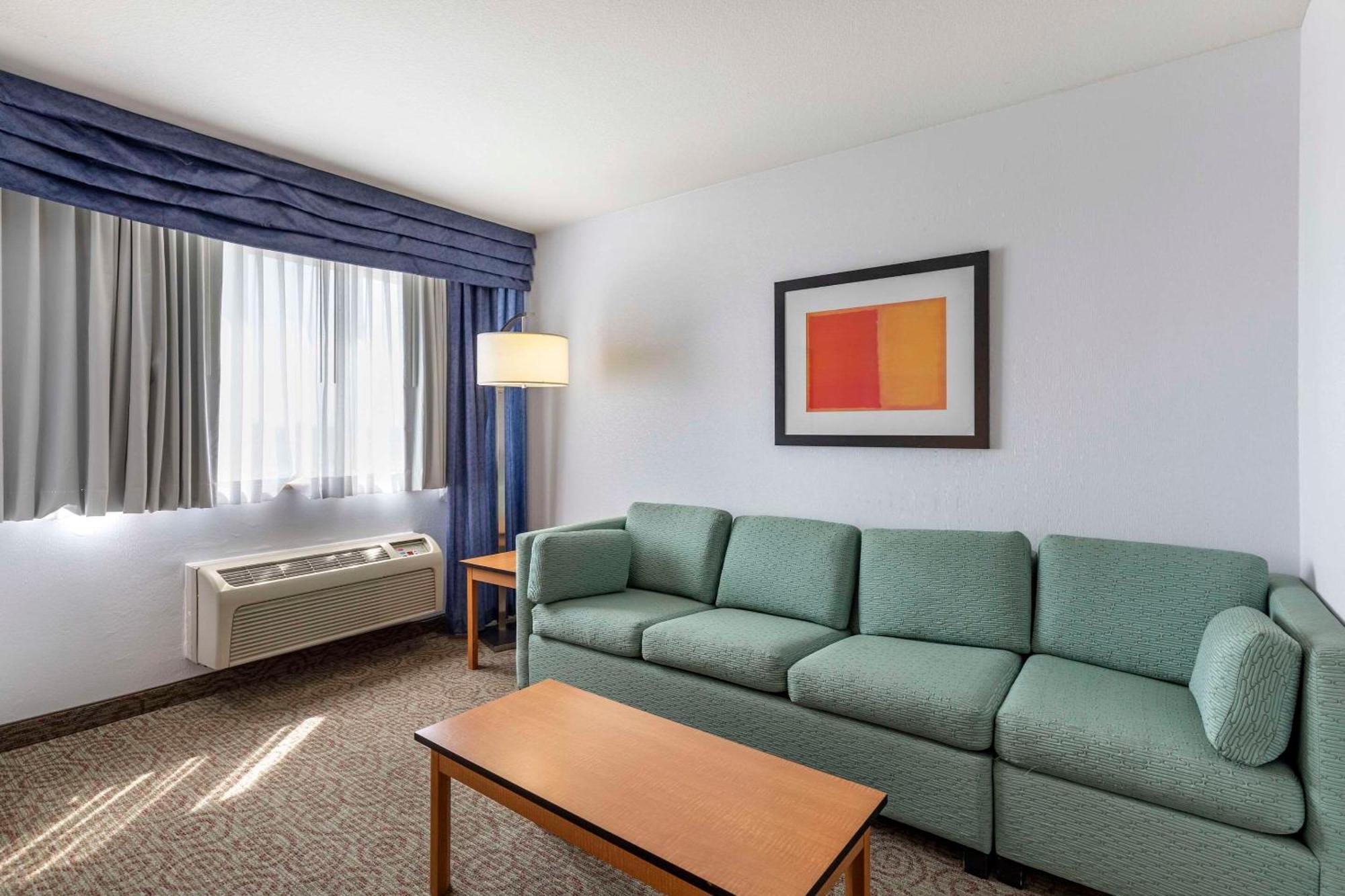 Quality Inn & Suites Denver Airport - Gateway Park Аврора Экстерьер фото