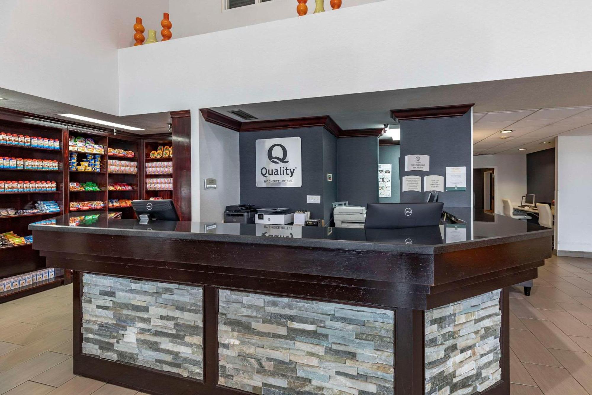 Quality Inn & Suites Denver Airport - Gateway Park Аврора Экстерьер фото